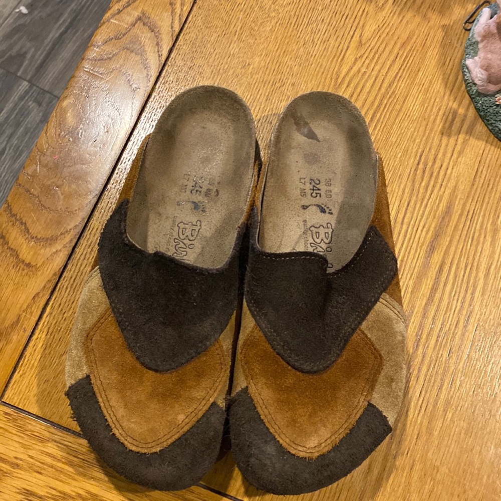 Size 38 N Birkis brown suede clogs